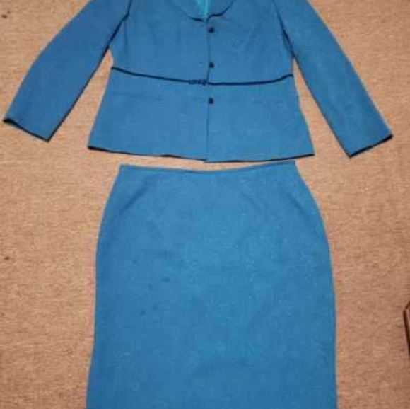 Women's business suit - Picture 1 of 1